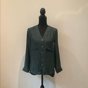 H&M beautiful button down shirt is in perfect condition.
